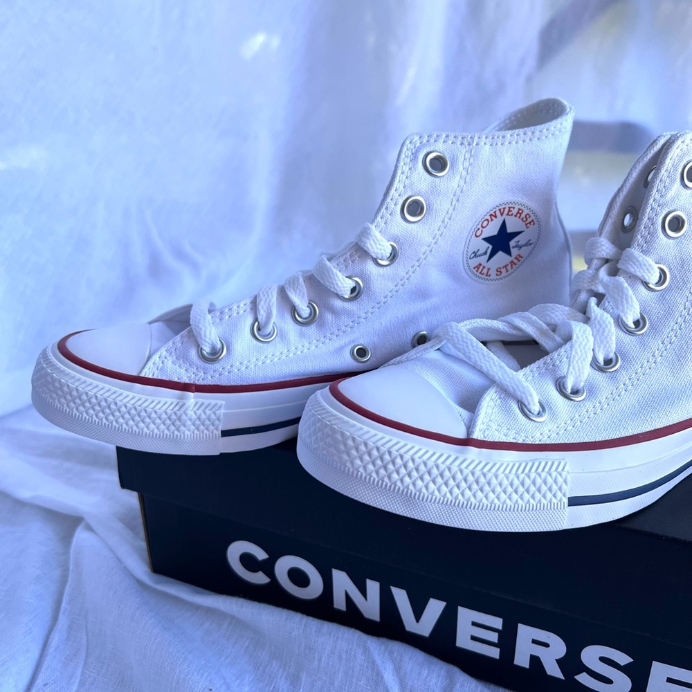 CONVERSE Chuck Taylor All Star in classic white size 5.5 NEW